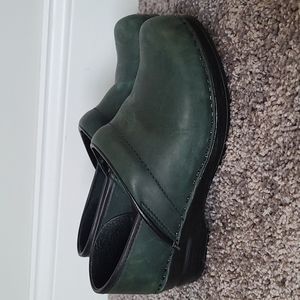 WMN's Sz 7.5 DANSKO Green distressed Leather Clogs Comforts shoes. Moving sale!